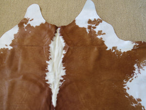 
            
                Load image into Gallery viewer, Large Cowhide - Soft Brown Hereford
            
        