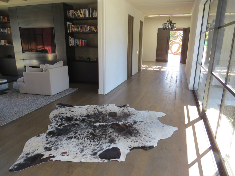 
            
                Load image into Gallery viewer, Large Cowhide - Black, Chocolate + White salt + pepper
            
        